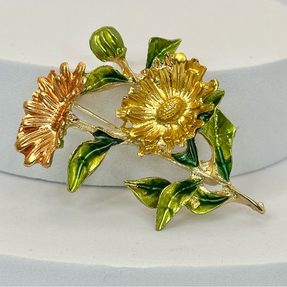 NWOT - Lovely Autumn Chrysanthemum Brooch - Picture 1 of 9